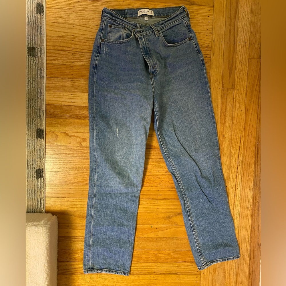 Abercrombie Ultra High Rise 90s Straight Jean, Size 28/6S